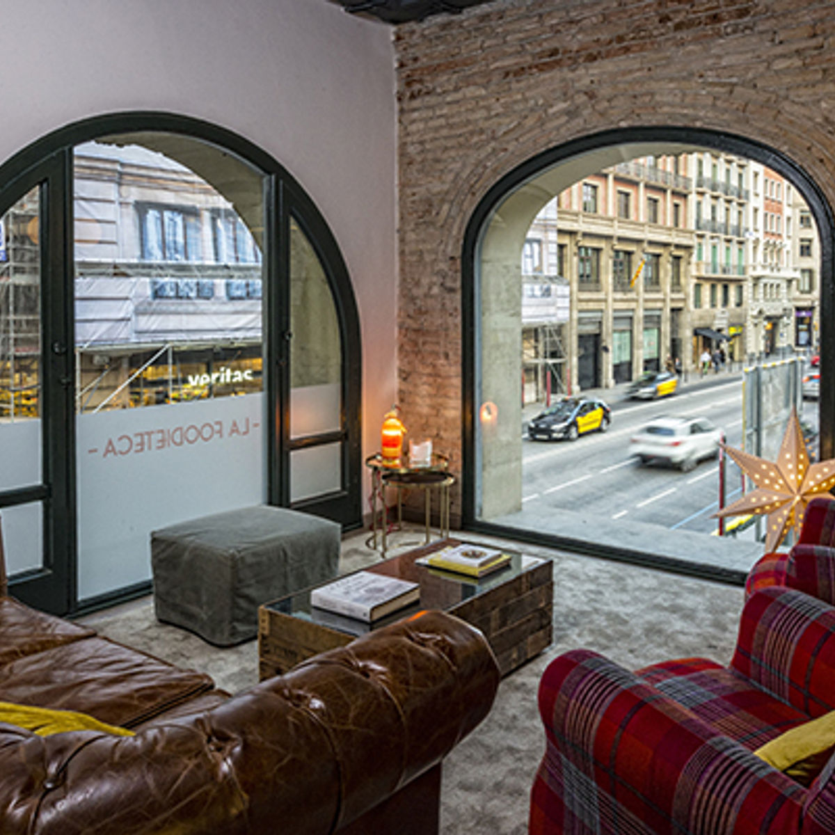 Spanischer Premium-Kochkurs im Designer-Loft: Paella & Tapas