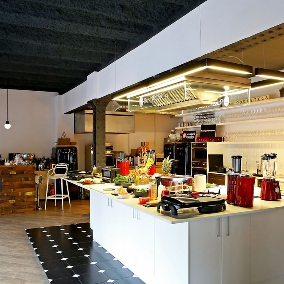 Spanischer Premium-Kochkurs im Designer-Loft: Paella & Tapas