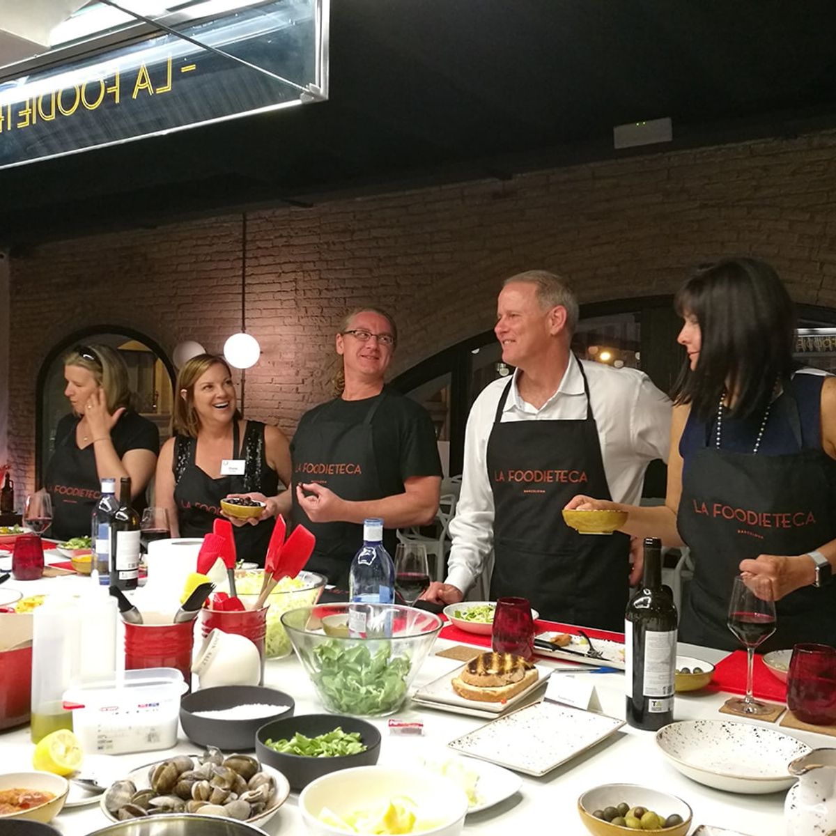 Spanischer Premium-Kochkurs im Designer-Loft: Paella & Tapas