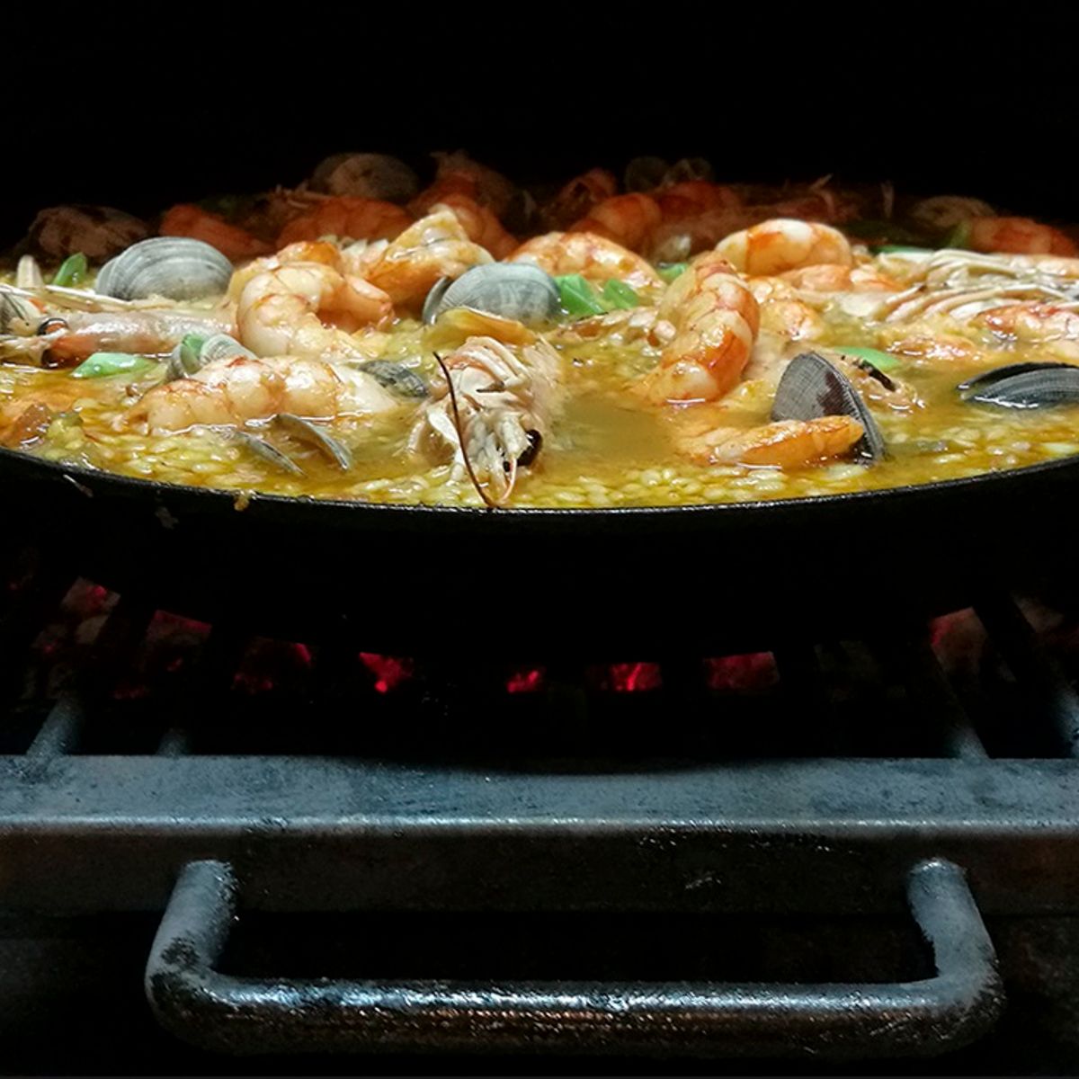Spanischer Premium-Kochkurs im Designer-Loft: Paella & Tapas