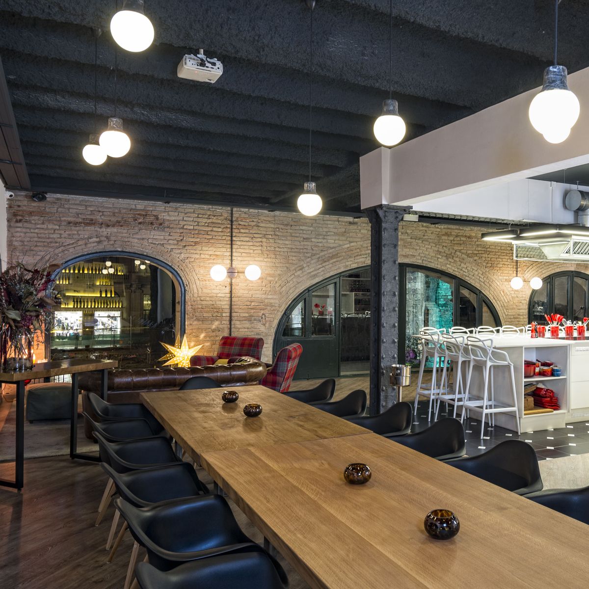 Spanischer Premium-Kochkurs im Designer-Loft: Paella & Tapas