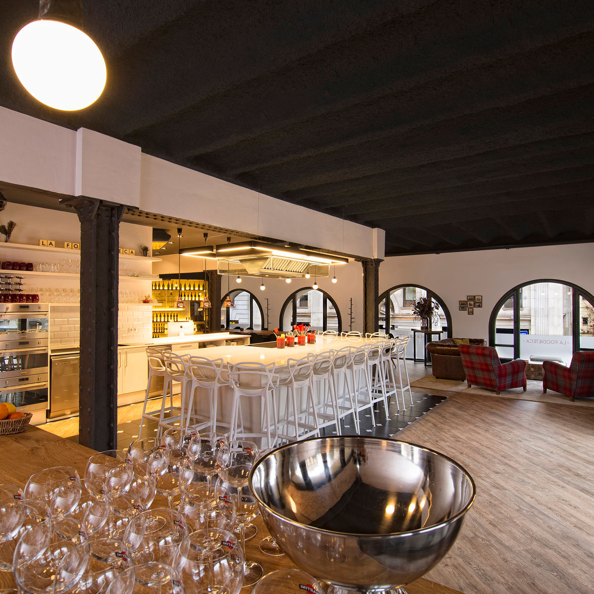 Spanischer Premium-Kochkurs im Designer-Loft: Paella & Tapas