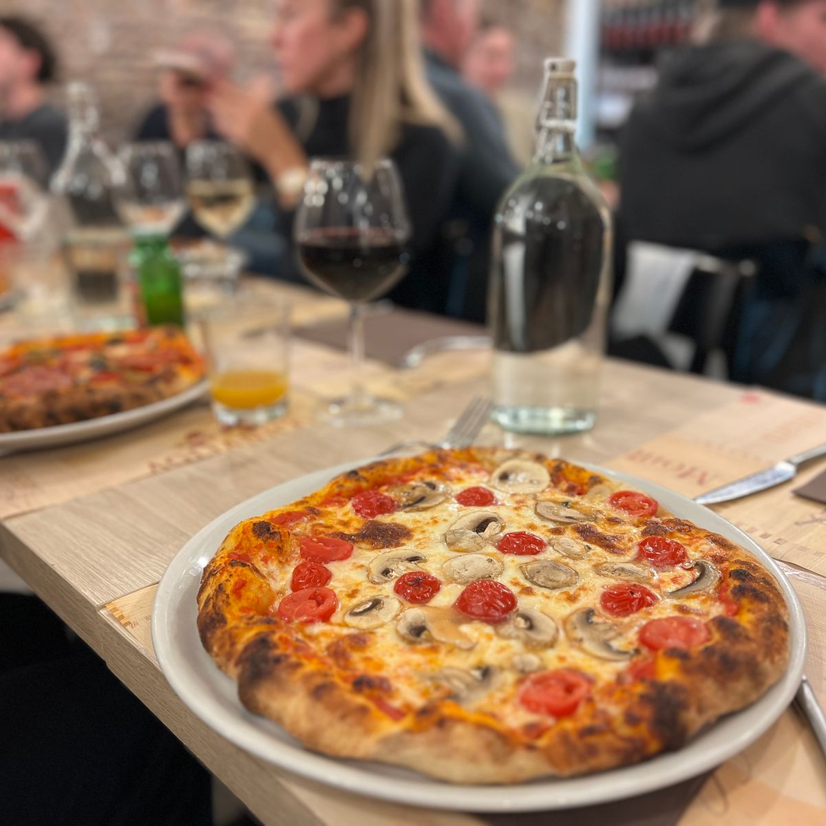 Naples : Fabrication de pizzas et de tiramisu avec du vin à volonté