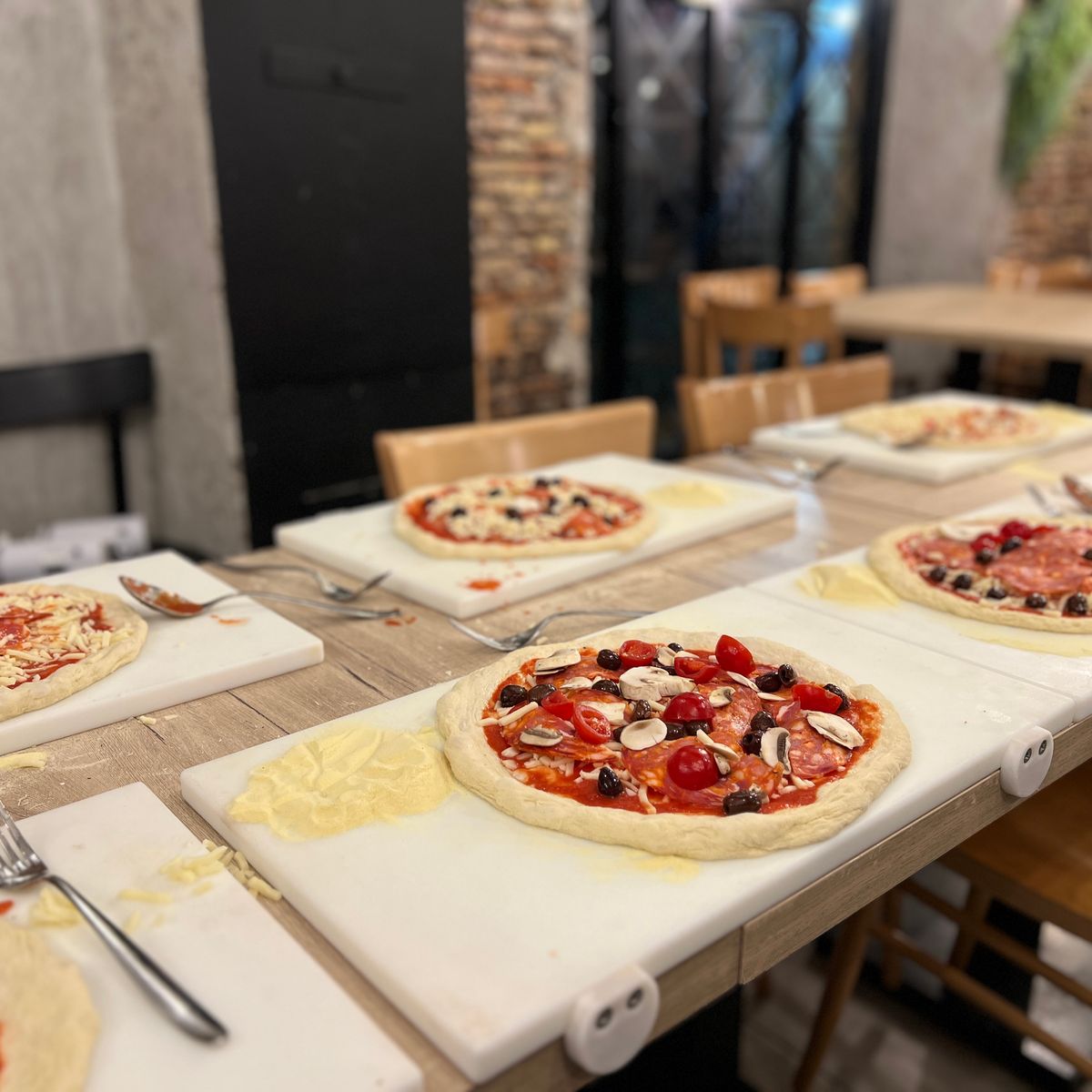 Naples : Fabrication de pizzas et de tiramisu avec du vin à volonté
