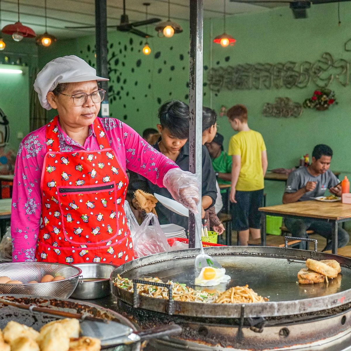 Experience an Evening Culinary Adventure in Phnom Penh with a Tuk Tuk Journey