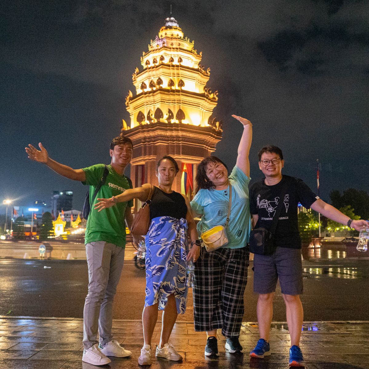 Experience an Evening Culinary Adventure in Phnom Penh with a Tuk Tuk Journey