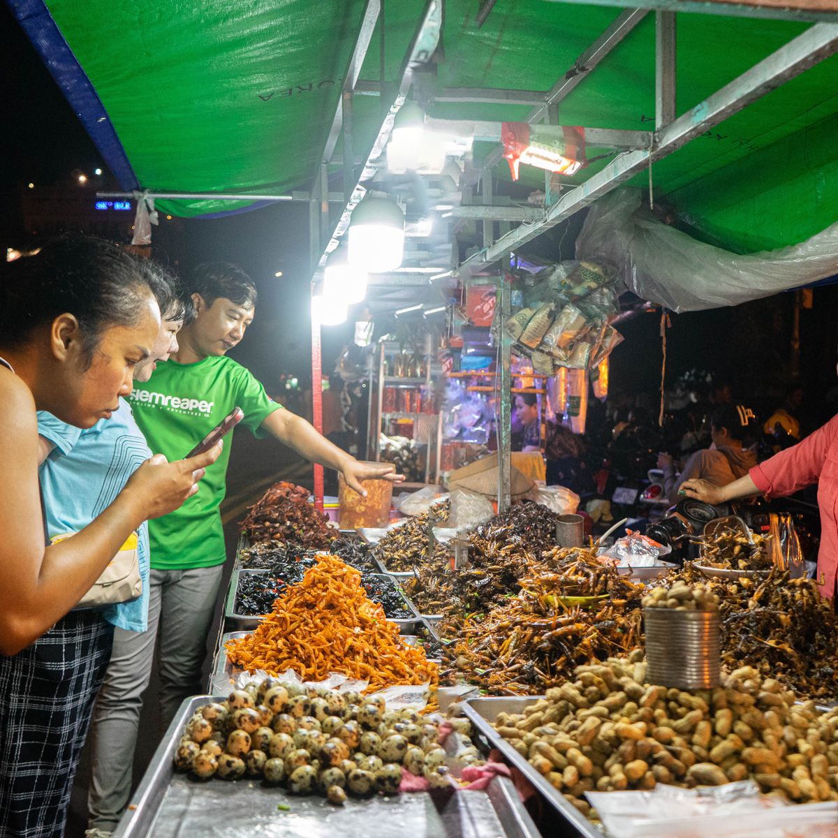 Experience an Evening Culinary Adventure in Phnom Penh with a Tuk Tuk Journey