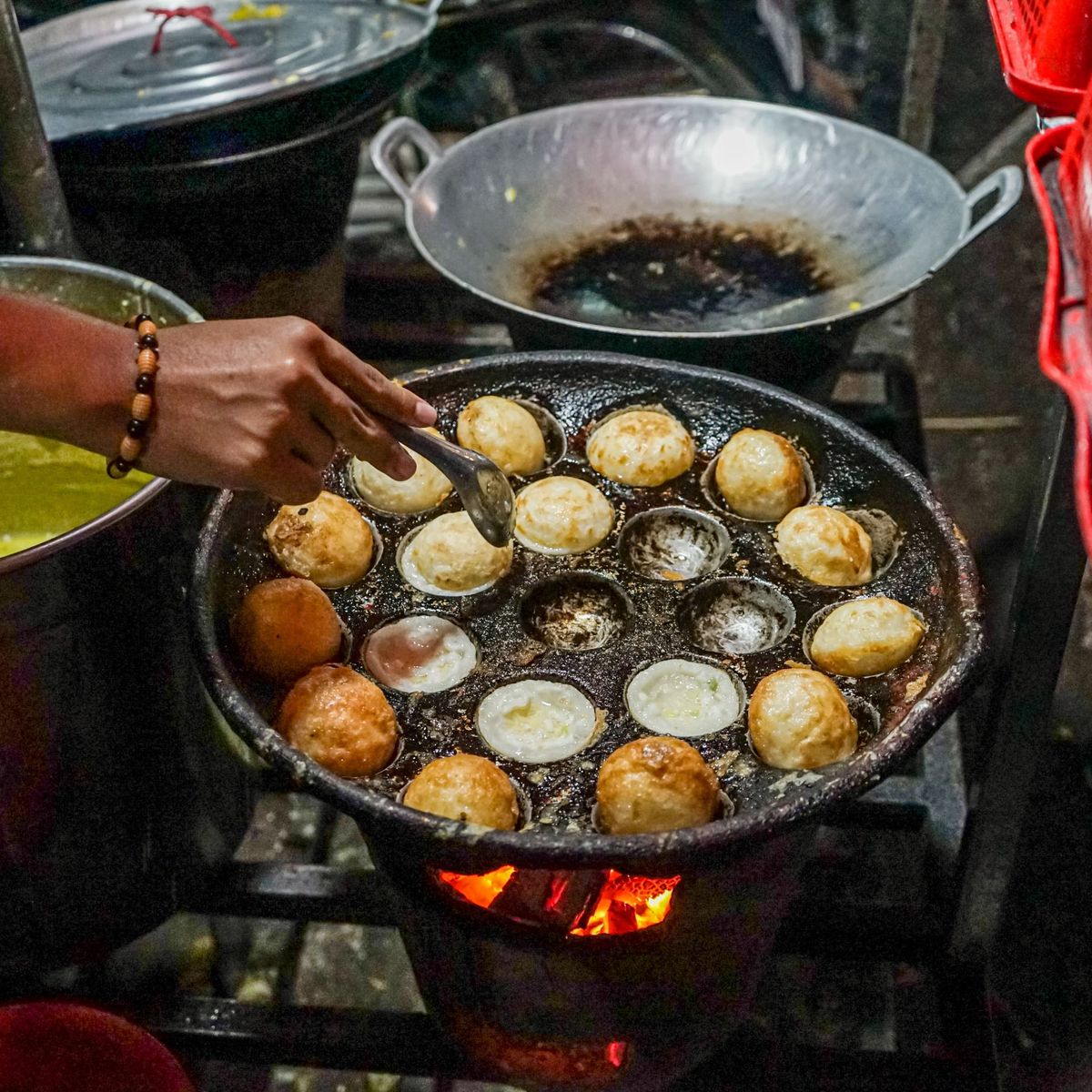 Experience an Evening Culinary Adventure in Phnom Penh with a Tuk Tuk Journey