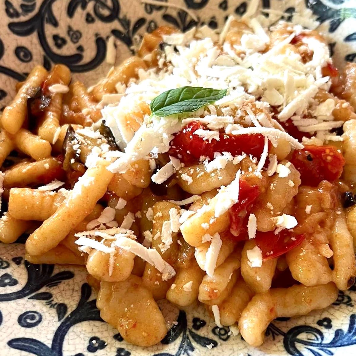 Experience Harvesting Vegetables and Pasta Culinary Class at a Tuscan Villa