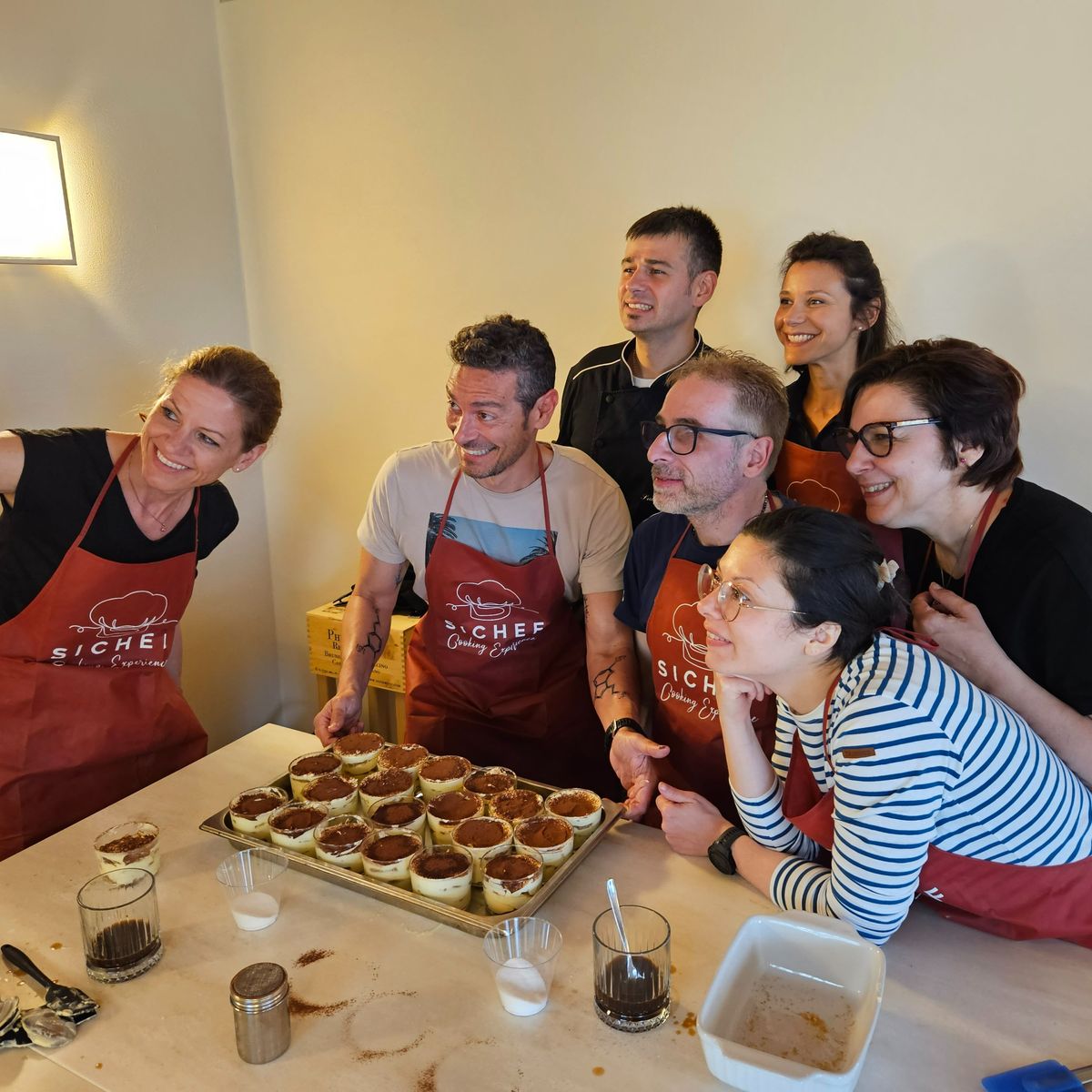 Cours de cuisine de pizza et de tiramisu dans les collines toscanes, accompagné de vin Chianti.