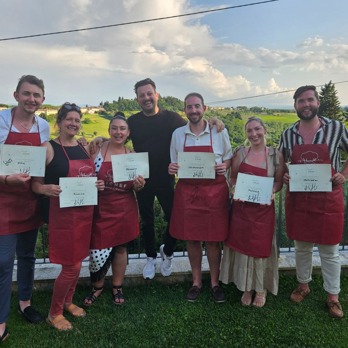 Cours de cuisine de pizza et de tiramisu dans les collines toscanes, accompagné de vin Chianti.