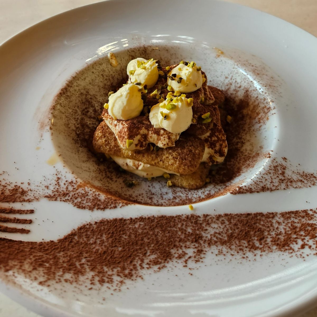 Cours de cuisine de pizza et de tiramisu dans les collines toscanes, accompagné de vin Chianti.