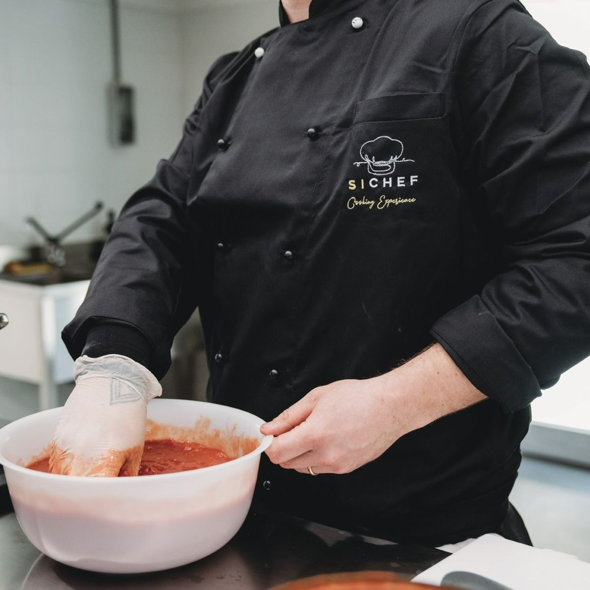 Cours de cuisine de pizza et de tiramisu dans les collines toscanes, accompagné de vin Chianti.