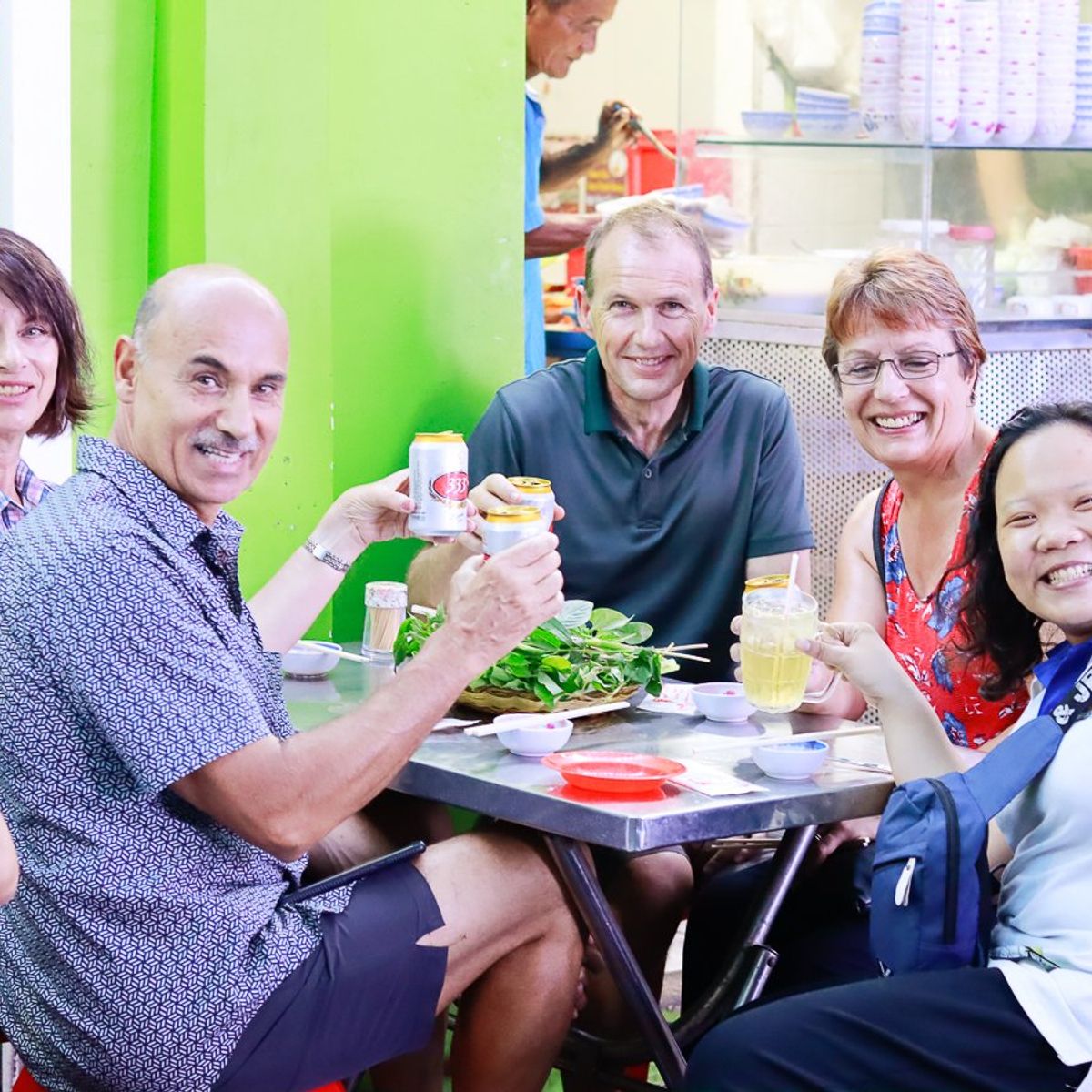 Visite privée à pied du quartier gastronomique en soirée