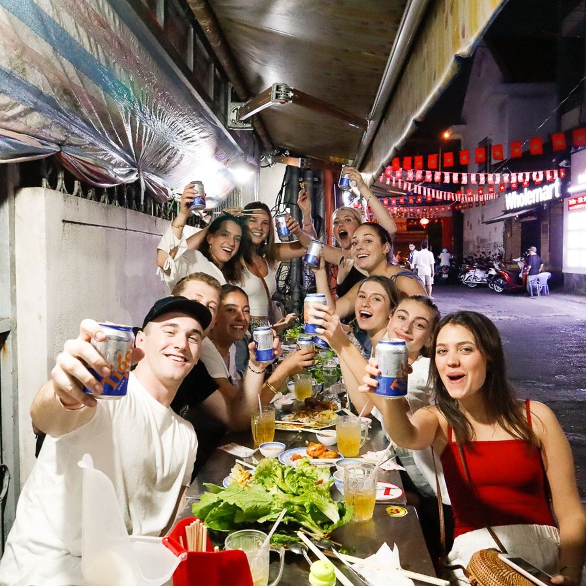 Visite privée à pied du quartier gastronomique en soirée