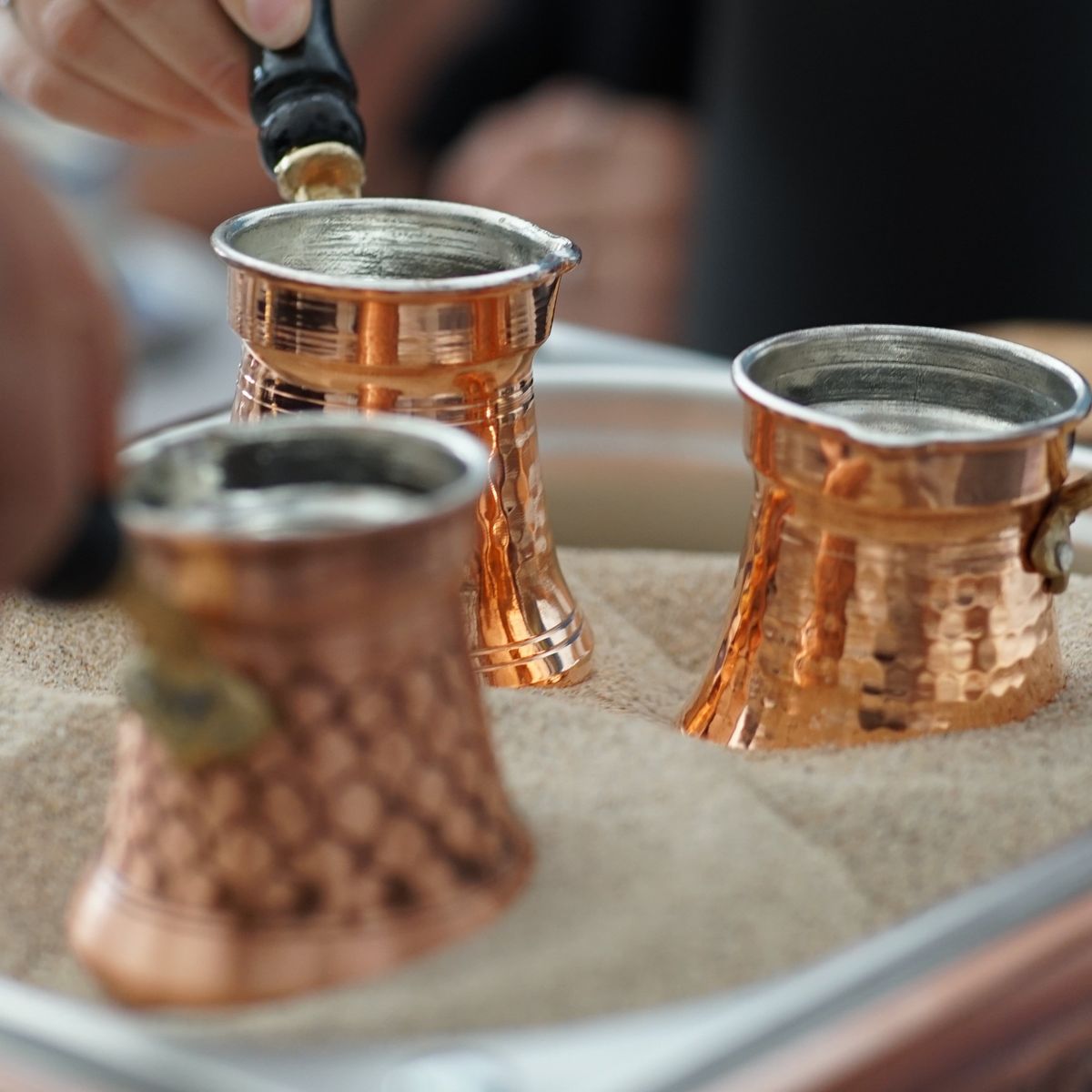 Atelier de fabrication de café turc sur sable et de divination