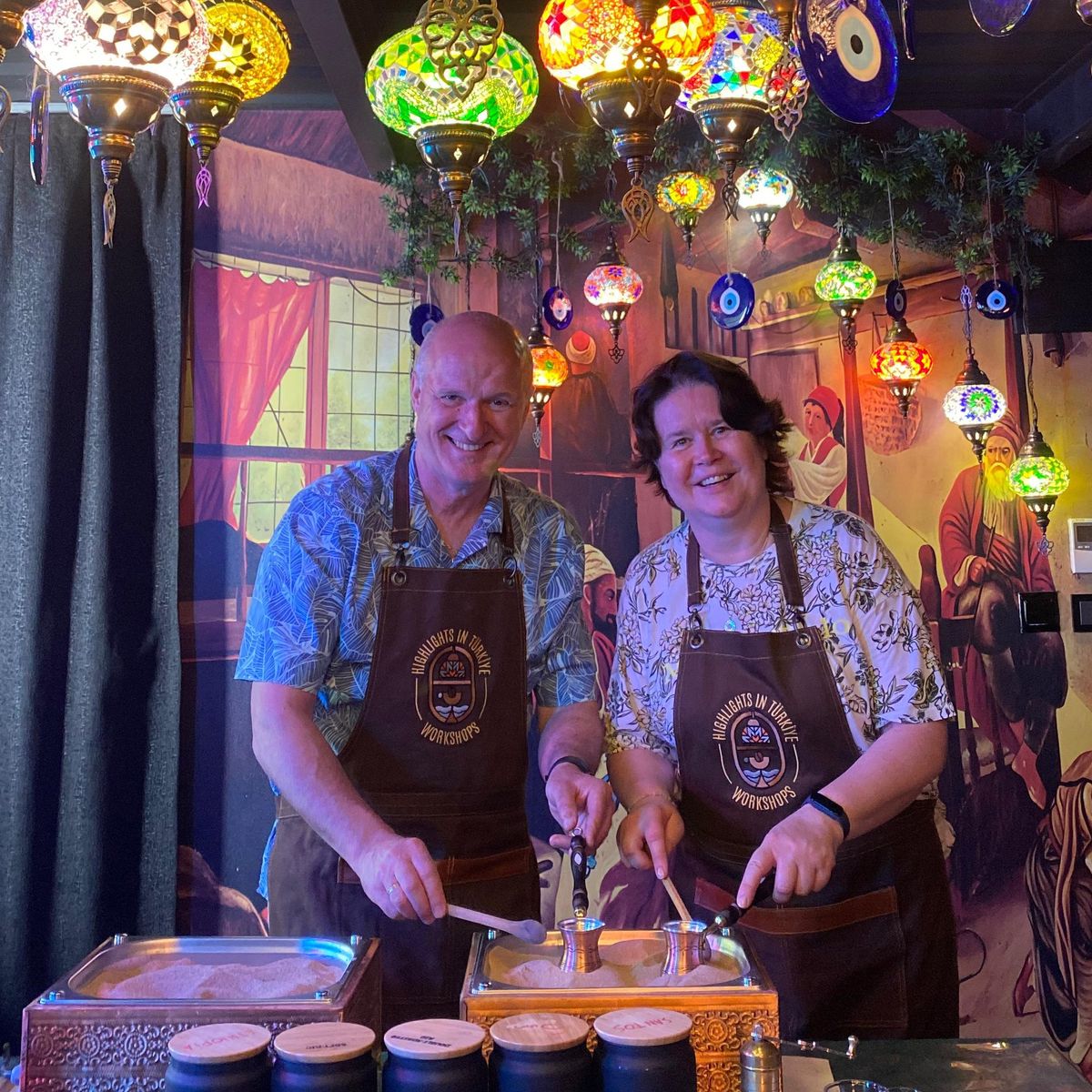 Atelier de fabrication de café turc sur sable et de divination