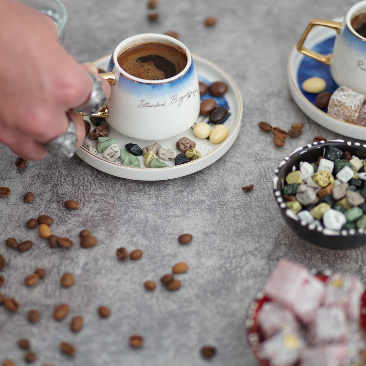Atelier de fabrication de café turc sur sable et de divination