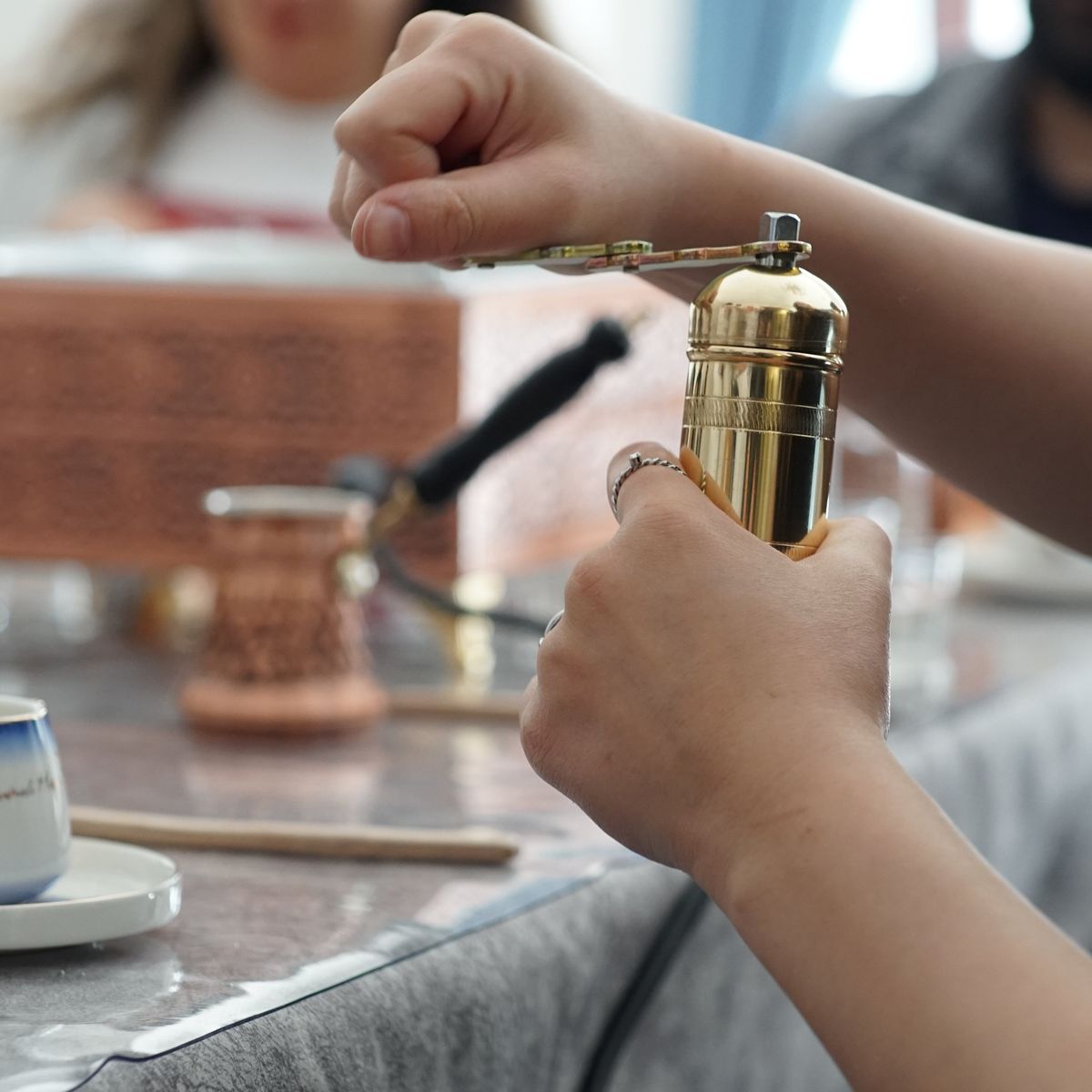 Atelier de fabrication de café turc sur sable et de divination
