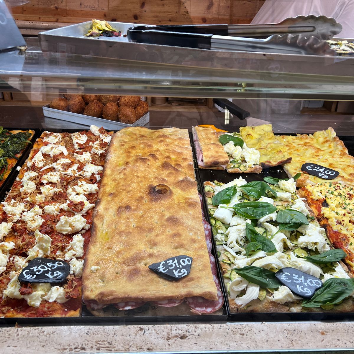 Rome Food Tour with Unlimited Tastings & Barolo Wine by the Vatican