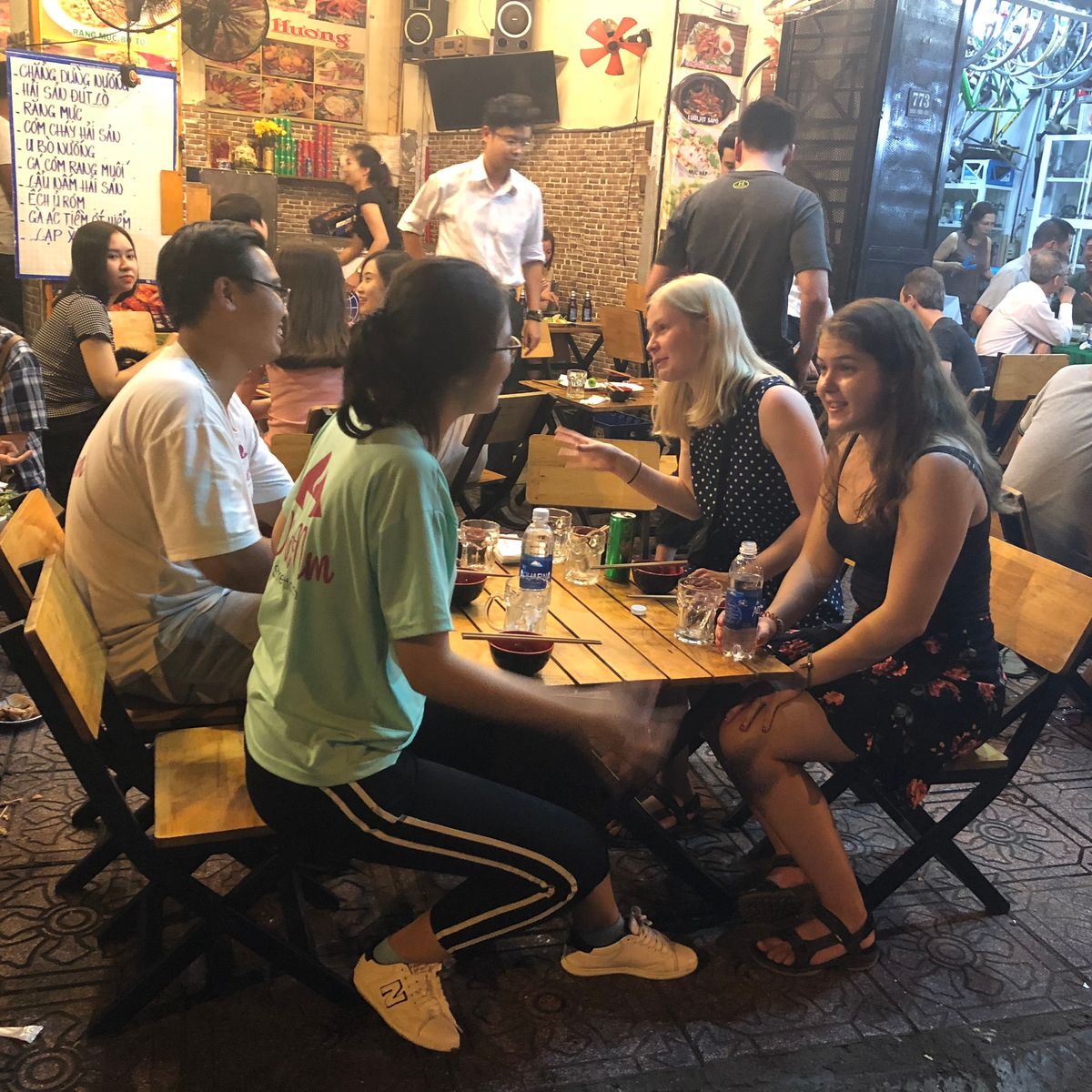 Visite gastronomique de rue à Saigon le soir