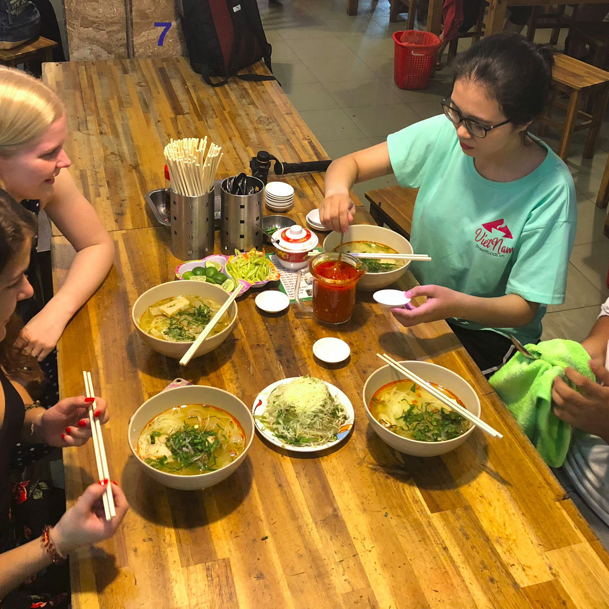 Visite gastronomique de rue à Saigon le soir