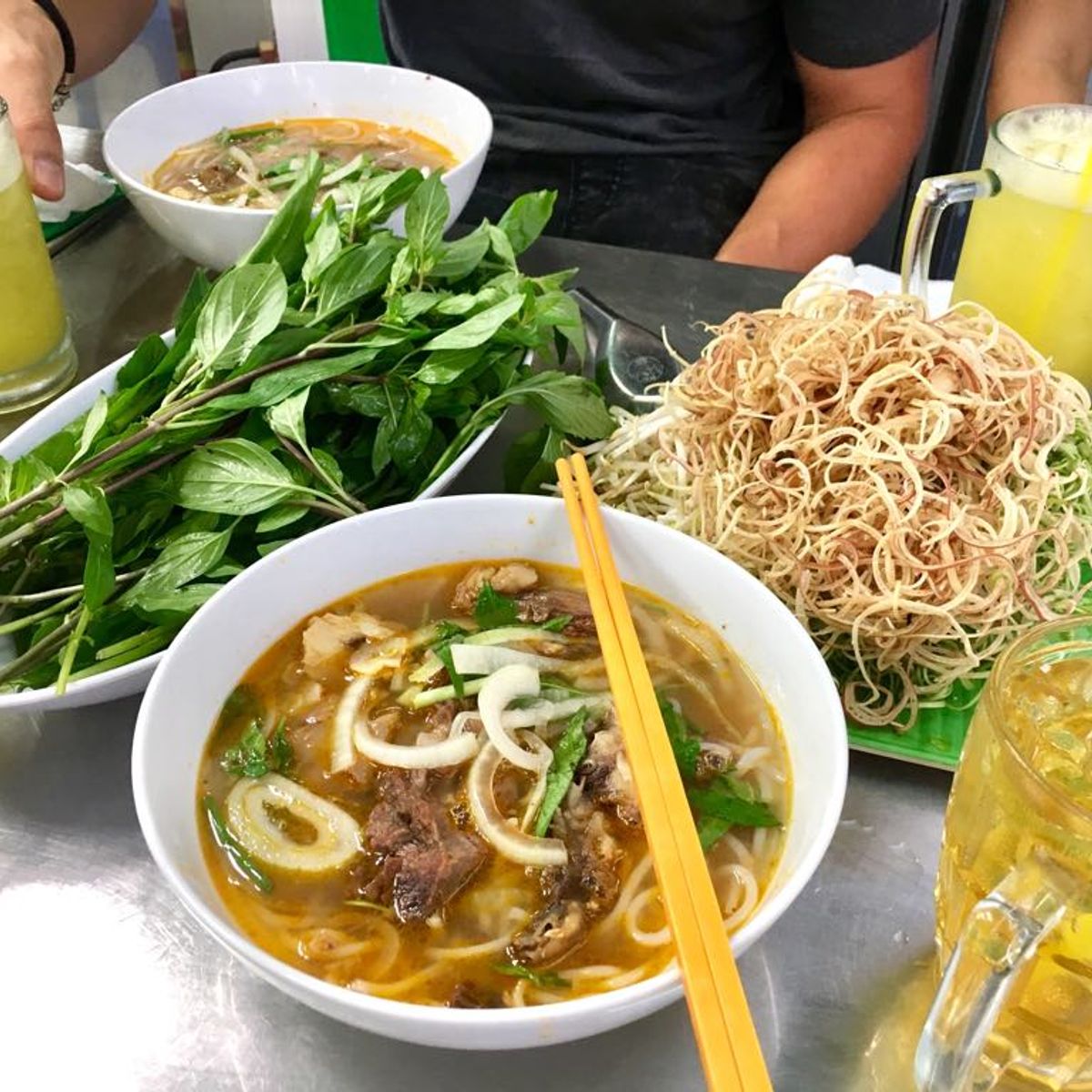 Visite gastronomique de rue à Saigon le soir