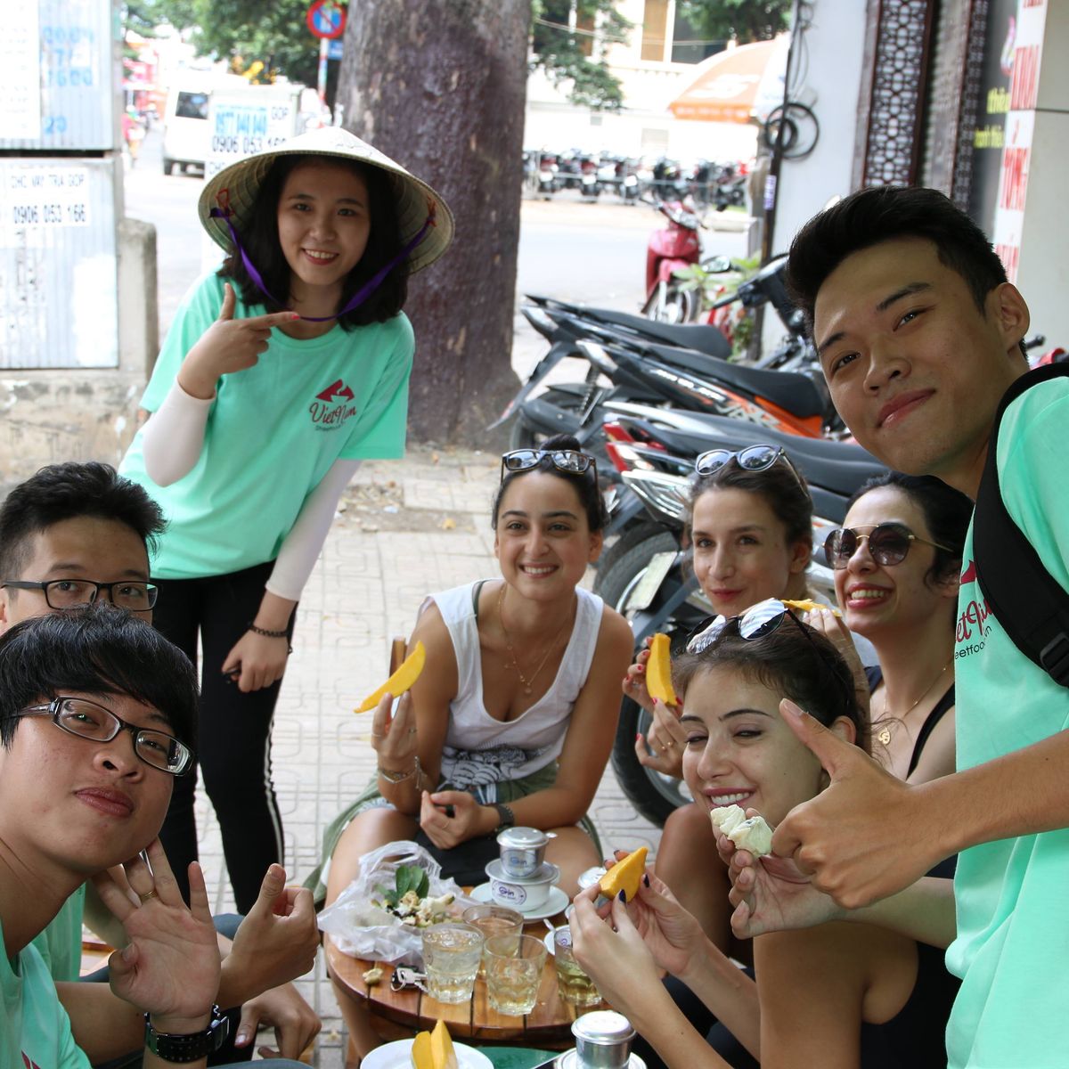 Visite gastronomique de rue à Saigon le soir