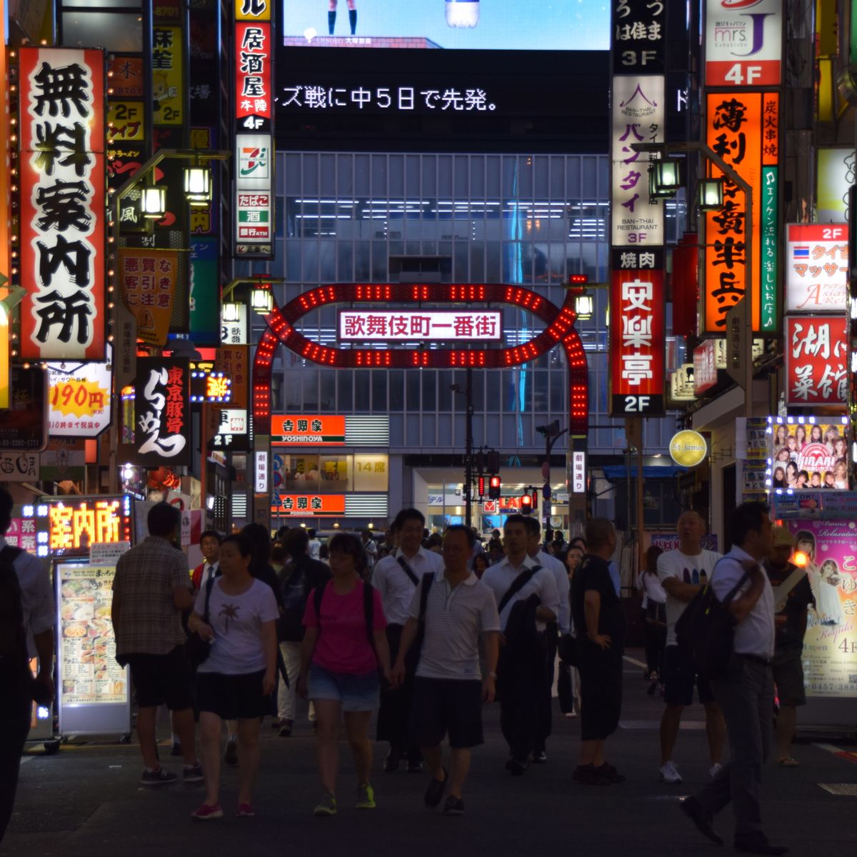 Shinjuku Biggest Drinking Town Izakaya Shopping Tour