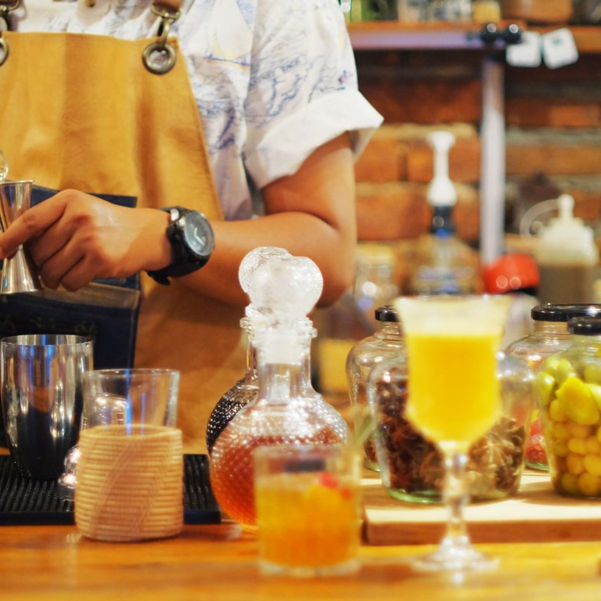 Hanoi Cocktails & Cuisine Experience: Mix, Pair, and Savor