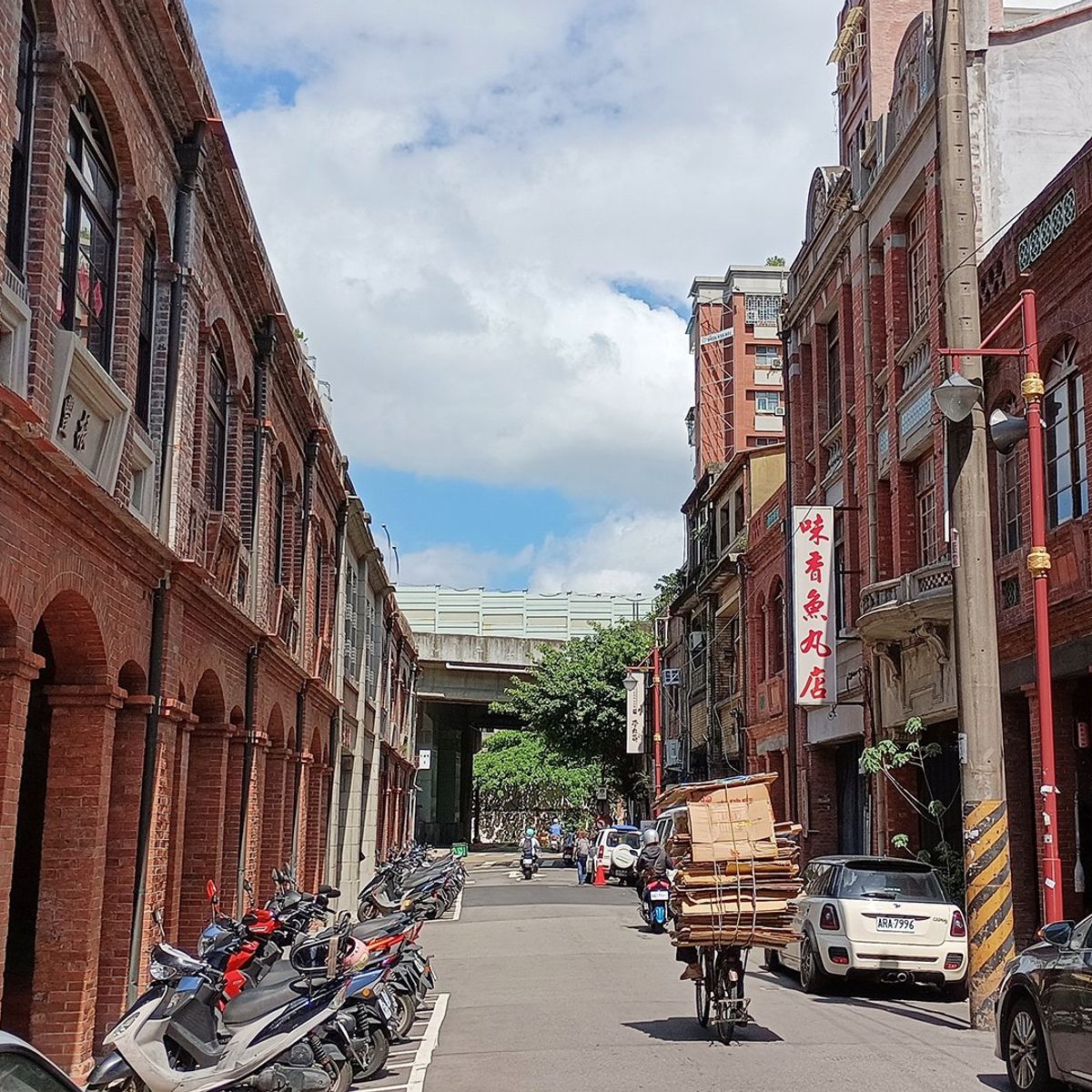 Taipei Market Secrets & The Authentic Braised Pork Rice Experience