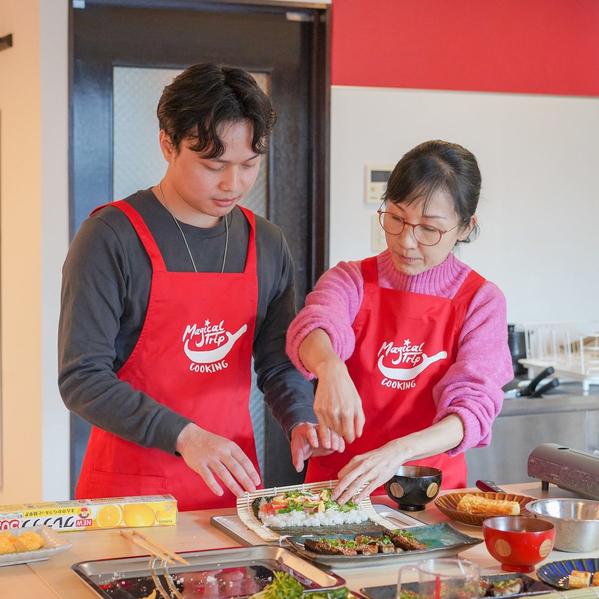 Sushi- und Sake-Kochkurs mit Besuch eines lokalen Supermarkts in Tokio
