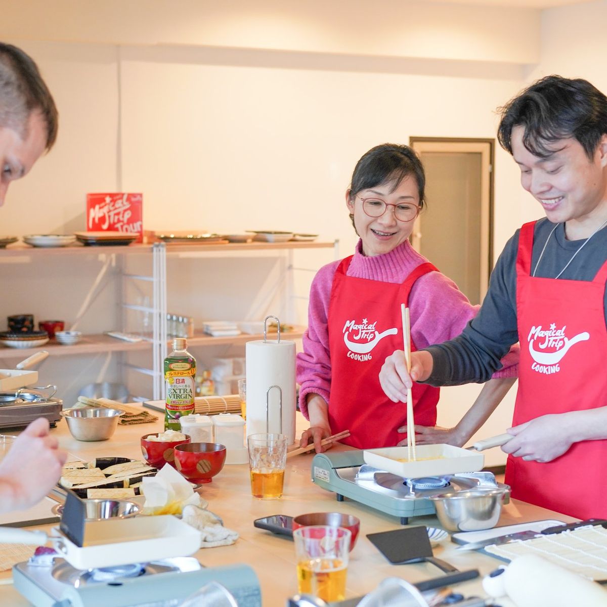Sushi- und Sake-Kochkurs mit Besuch eines lokalen Supermarkts in Tokio