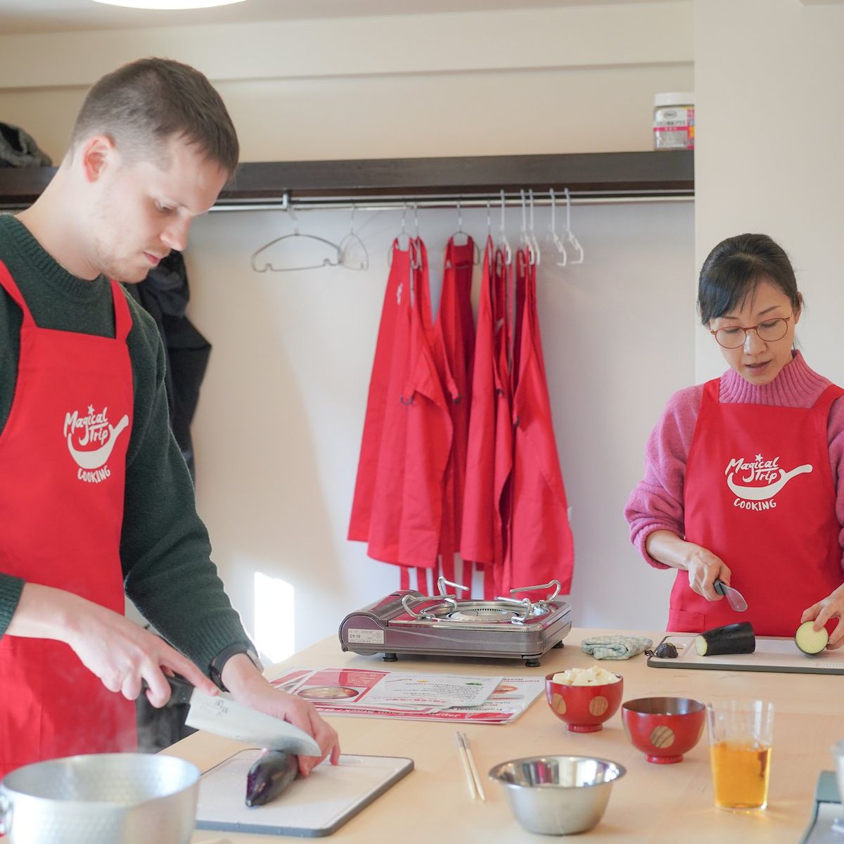 Sushi- und Sake-Kochkurs mit Besuch eines lokalen Supermarkts in Tokio