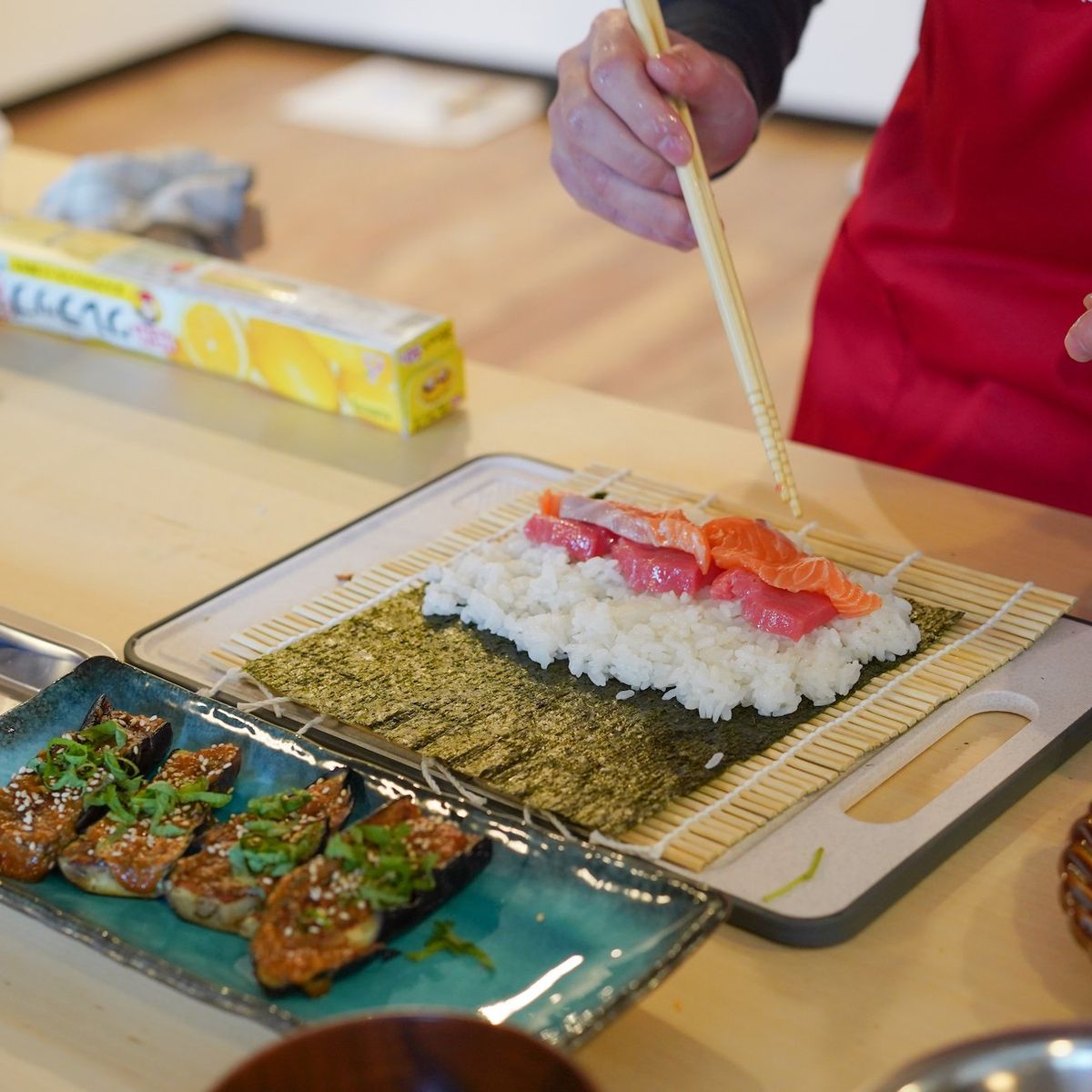 Sushi- und Sake-Kochkurs mit Besuch eines lokalen Supermarkts in Tokio