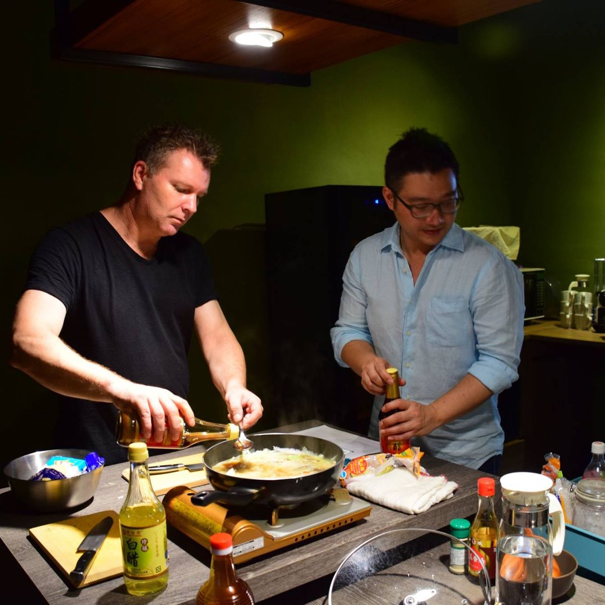 In-depth Cultural Exchange with Taiwanese Home Cooking Class and Market Tour