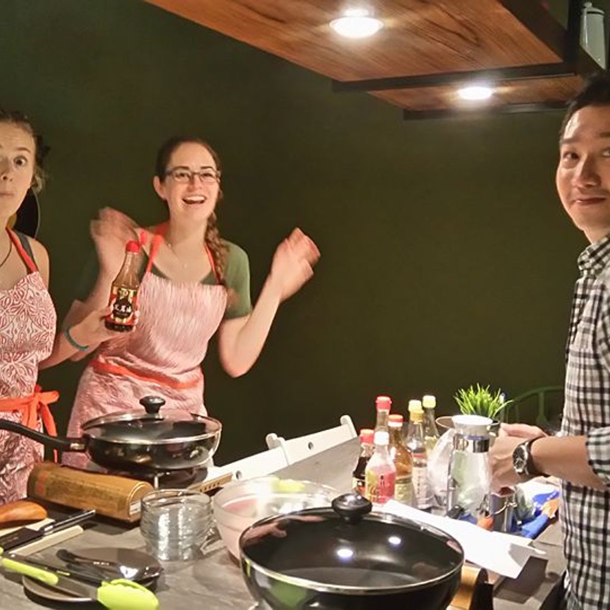 In-depth Cultural Exchange with Taiwanese Home Cooking Class and Market Tour