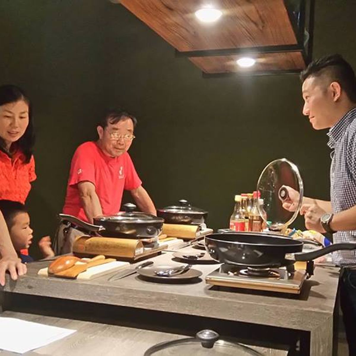 In-depth Cultural Exchange with Taiwanese Home Cooking Class and Market Tour