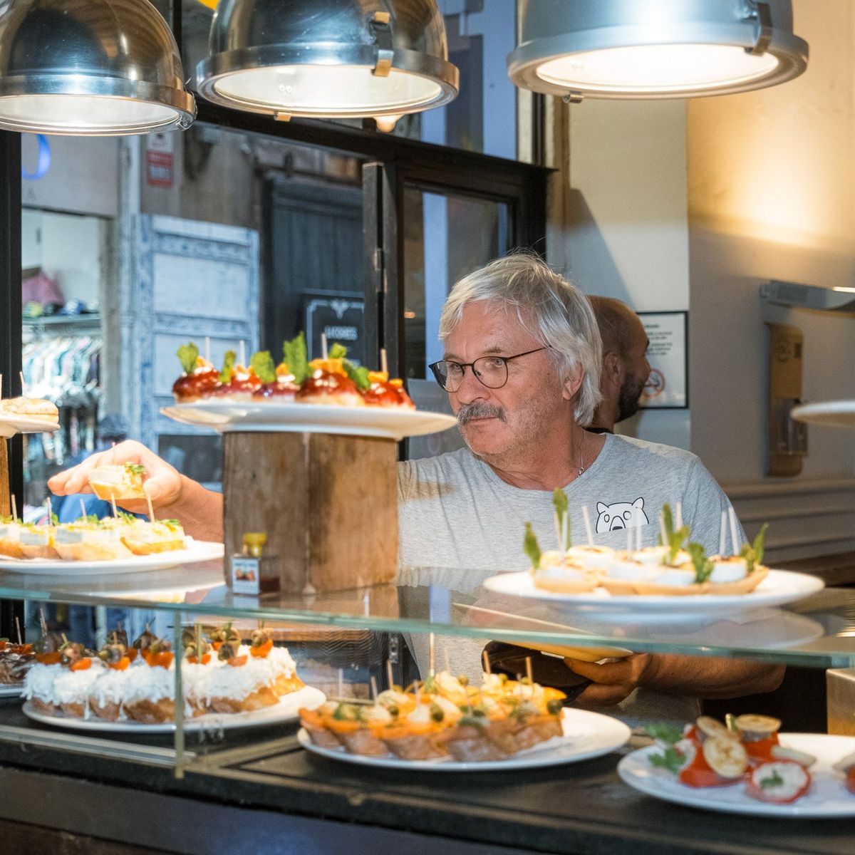 Tapas Food Walking Tour with Drinks in Barcelona