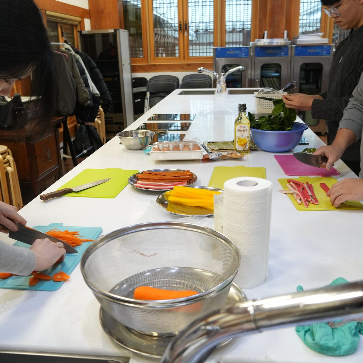 Suwon-Erlebnis: Gimbap- und Tteok-Zubereitung in einem Hanok mit anschließendem Picknick in der Festung
