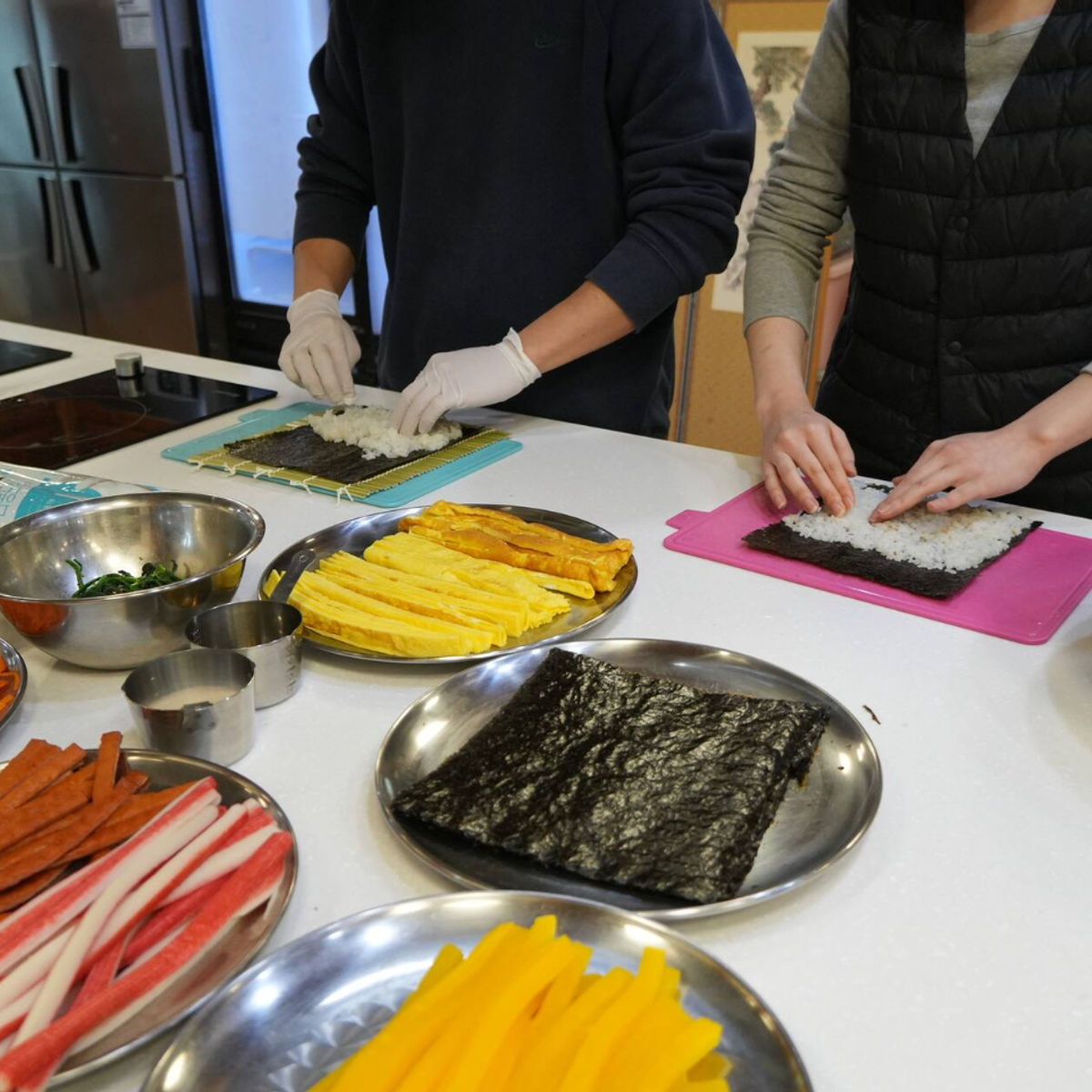 Suwon-Erlebnis: Gimbap- und Tteok-Zubereitung in einem Hanok mit anschließendem Picknick in der Festung