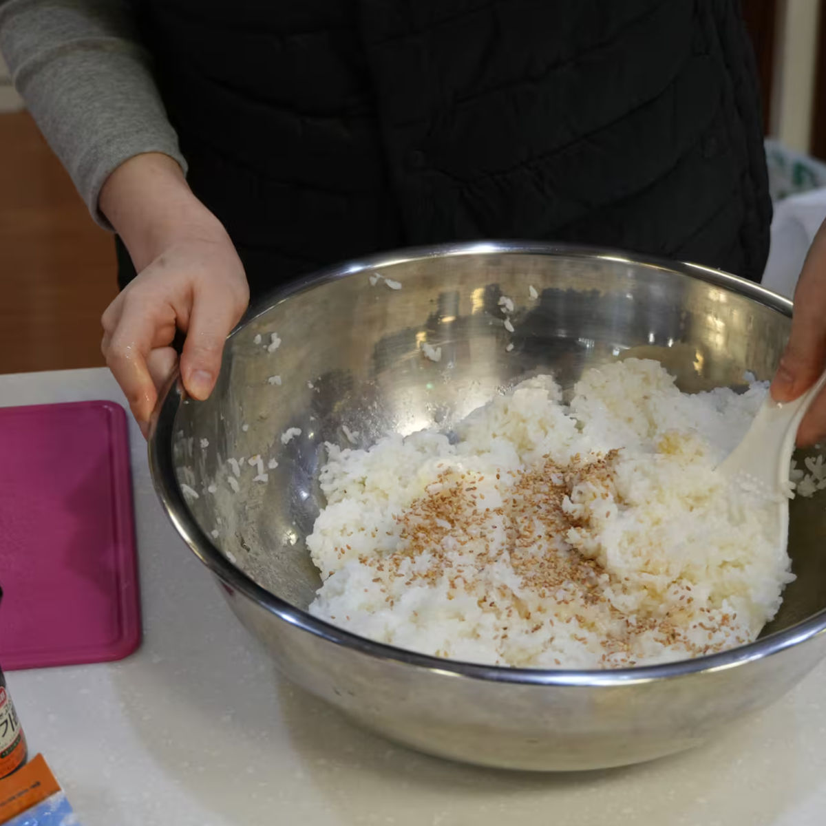 Suwon-Erlebnis: Gimbap- und Tteok-Zubereitung in einem Hanok mit anschließendem Picknick in der Festung