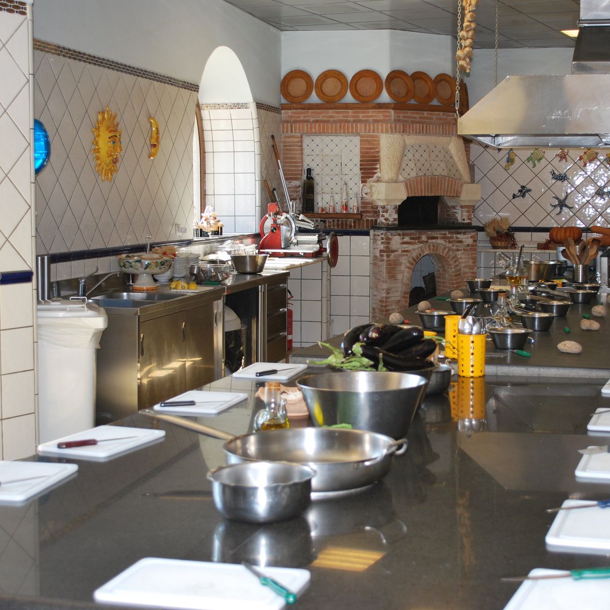 Make the Traditional Pizza of Naples with a Pizzaiolo