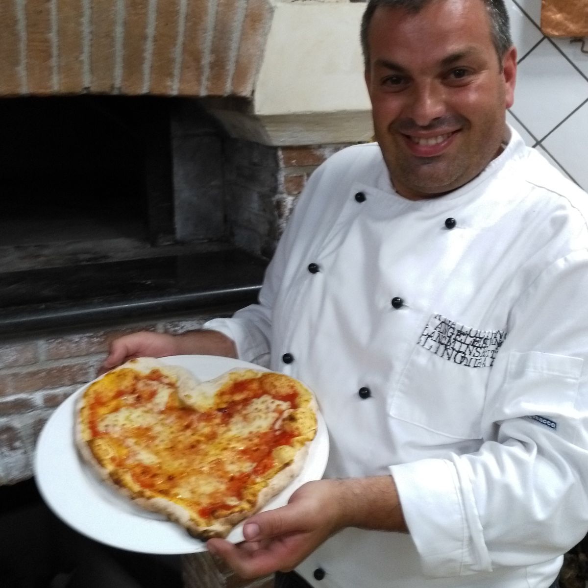 Make the Traditional Pizza of Naples with a Pizzaiolo