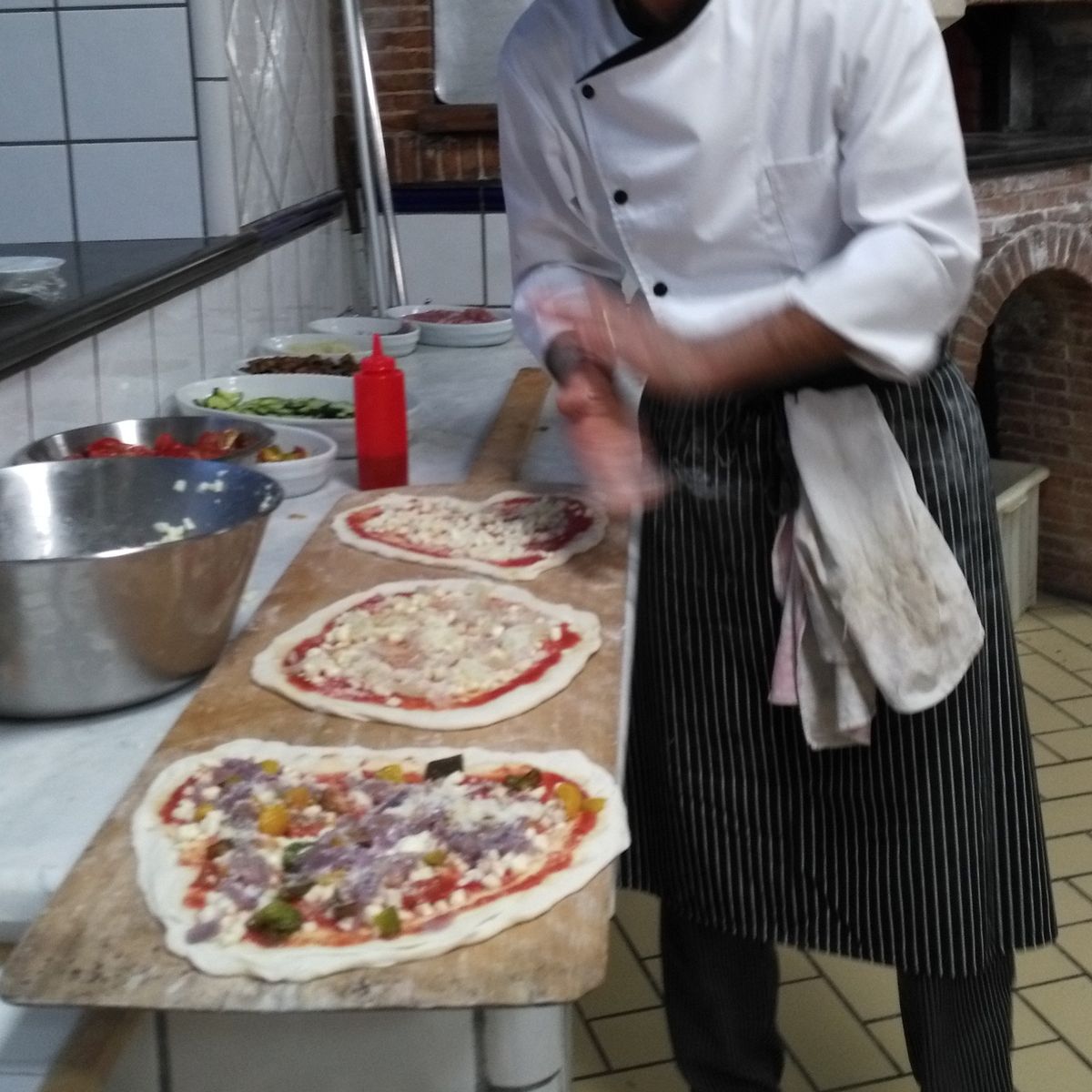 Make the Traditional Pizza of Naples with a Pizzaiolo