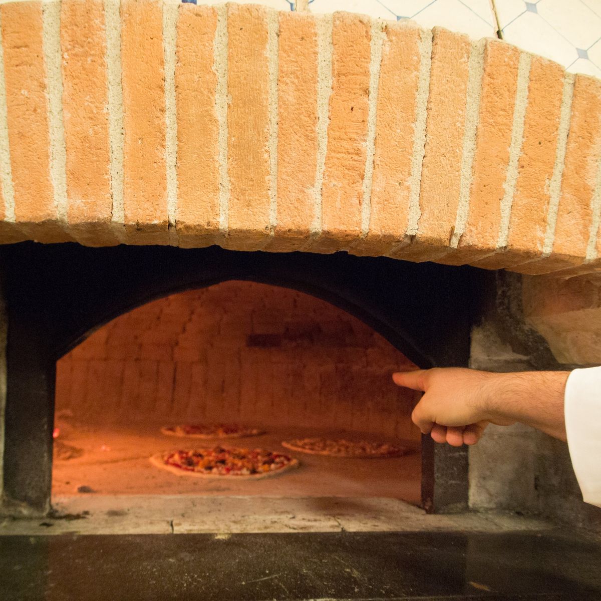 Make the Traditional Pizza of Naples with a Pizzaiolo