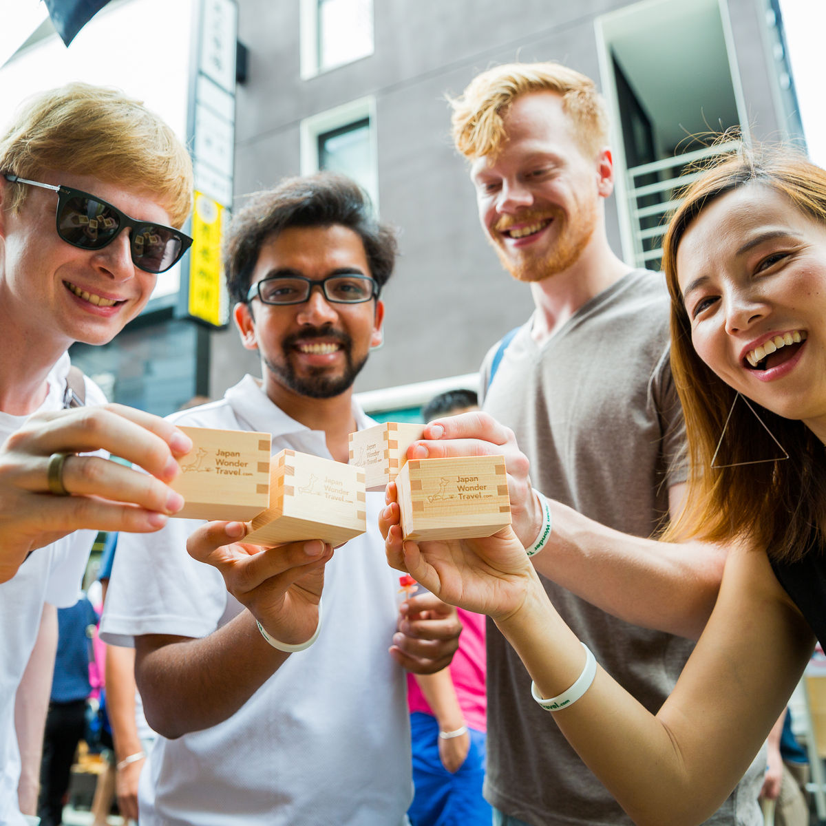 Tsukiji Fish Market Walking Tour with Delicious Food and Sake Tasting