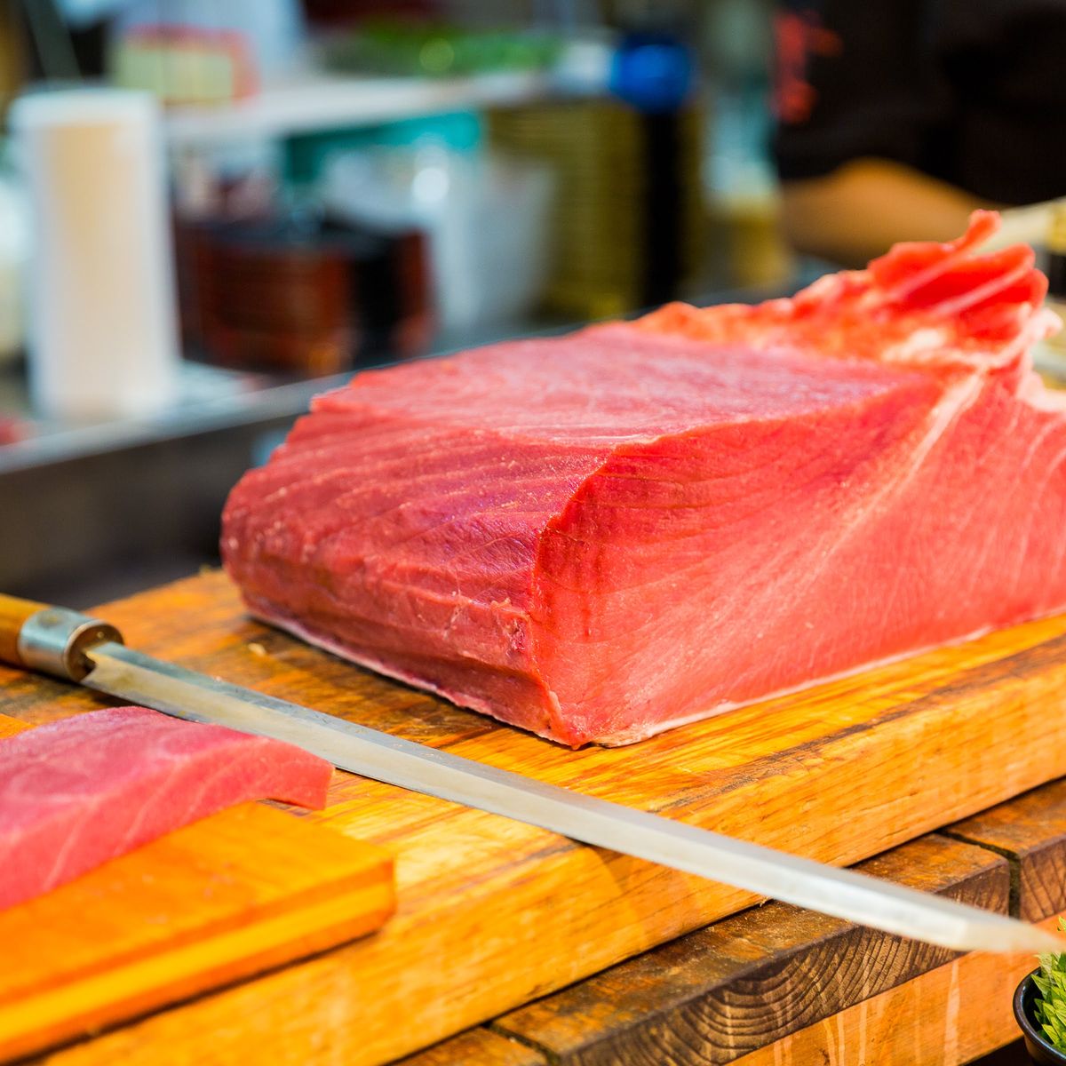 Tsukiji Fish Market Walking Tour with Delicious Food and Sake Tasting