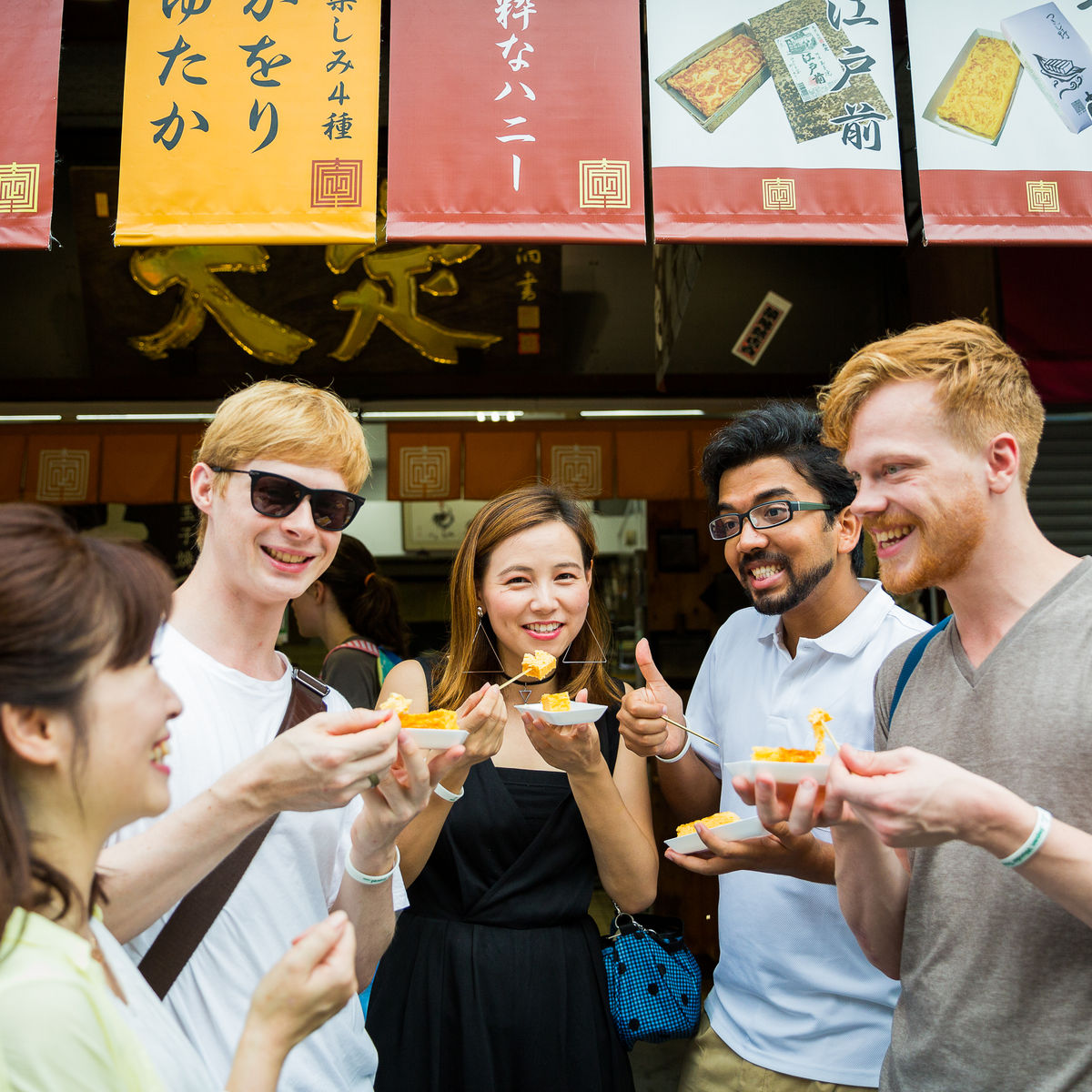 Tsukiji Fish Market Walking Tour with Delicious Food and Sake Tasting