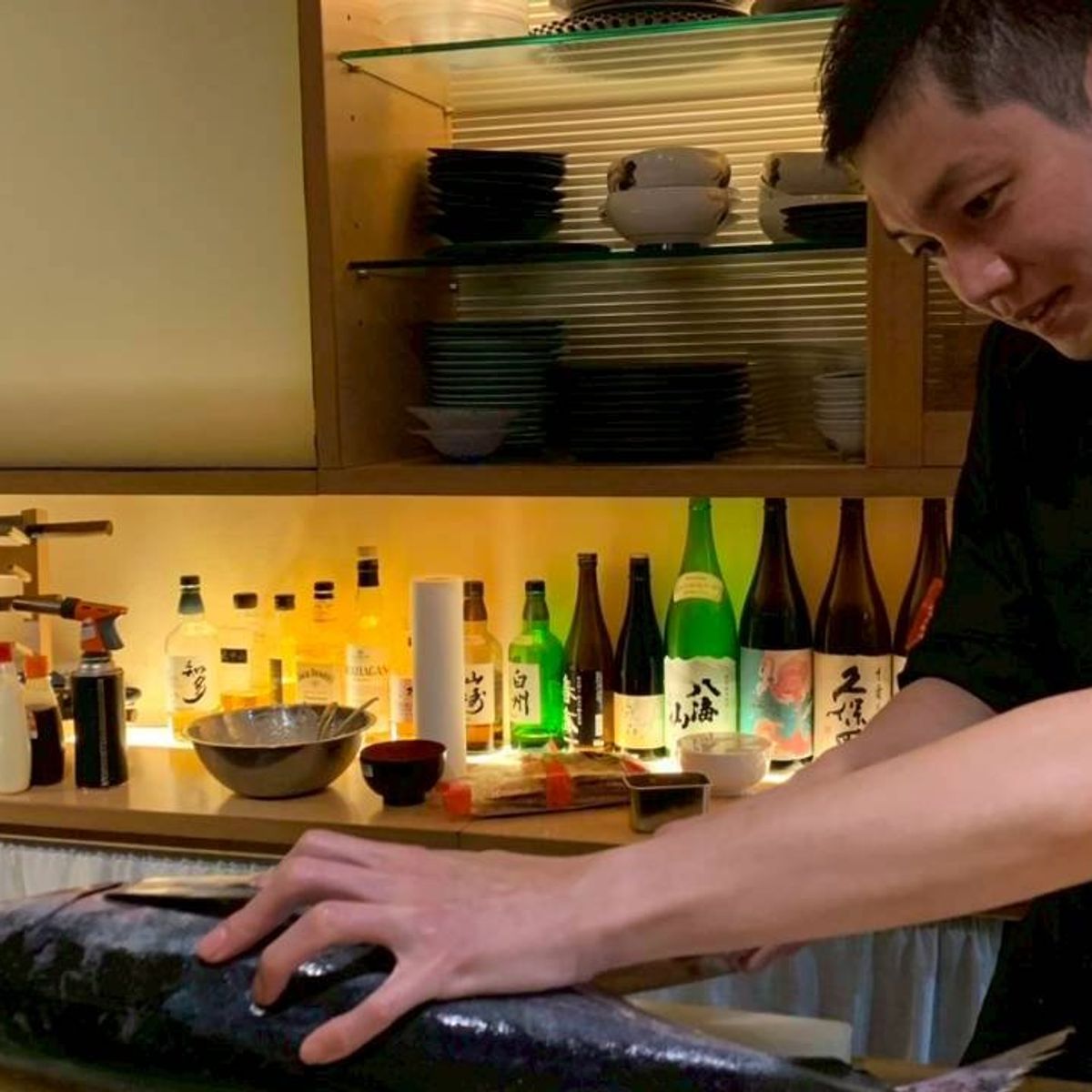 Démonstration de découpe de thon et expérience de fabrication de sushis